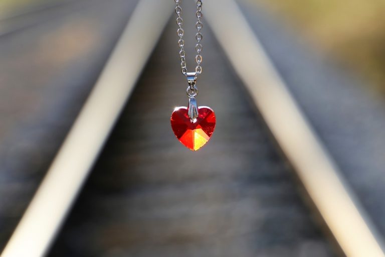 Ko se iz boleče izkušnje, rodi nekaj dobrega: spregovorimo o smrti bližnjega po samomoru